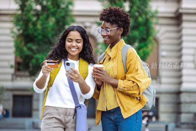 女性游客使用智能手机网上银行服务