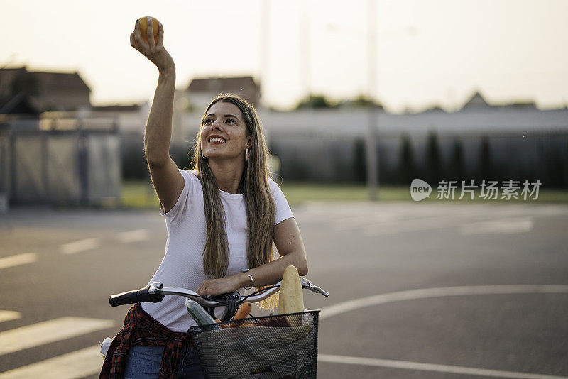 骑自行车的漂亮女孩