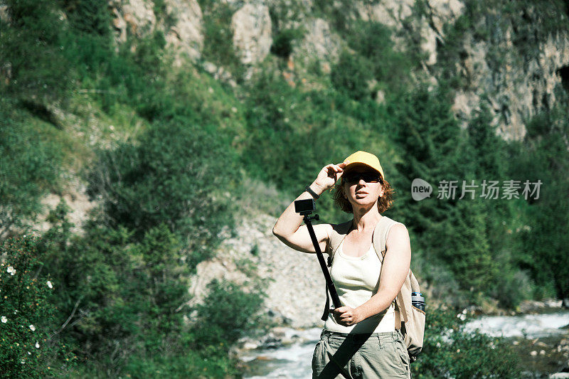 女游客正在展示南天山狭窄峡谷中的大山河