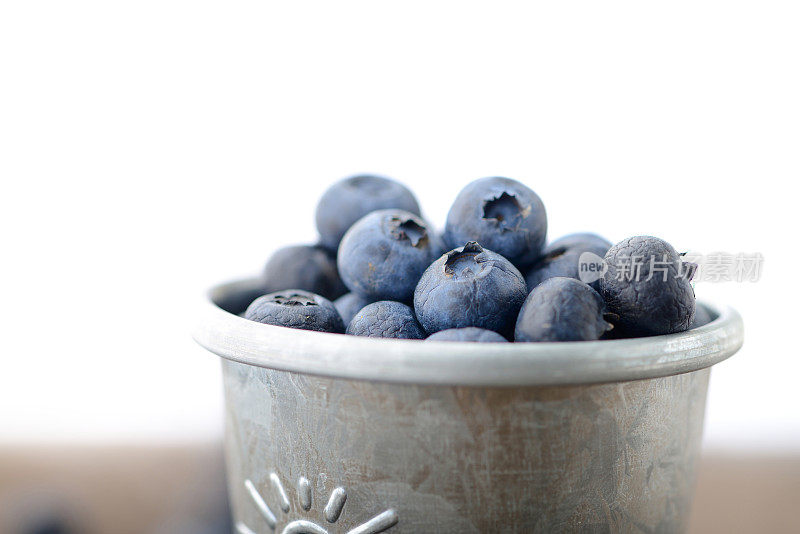 木桌上的蓝莓