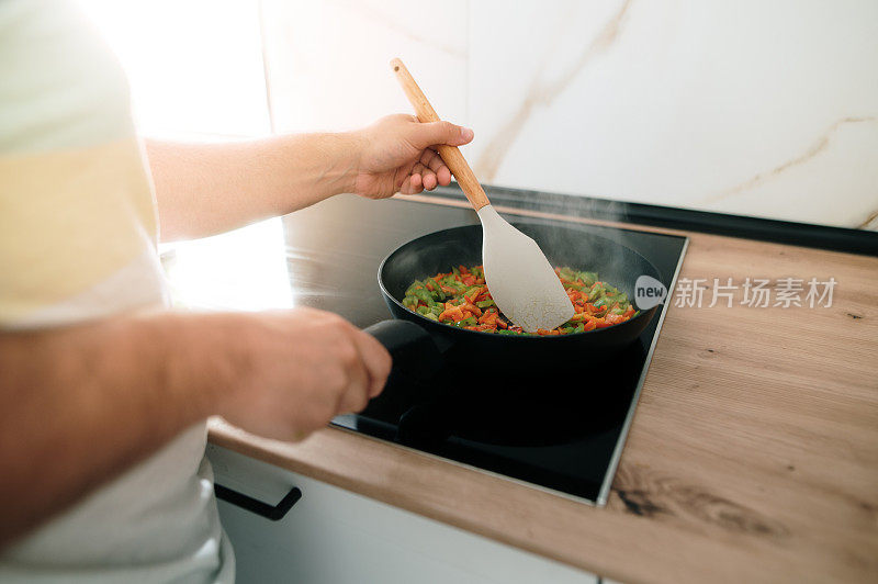 在电磁炉上做饭