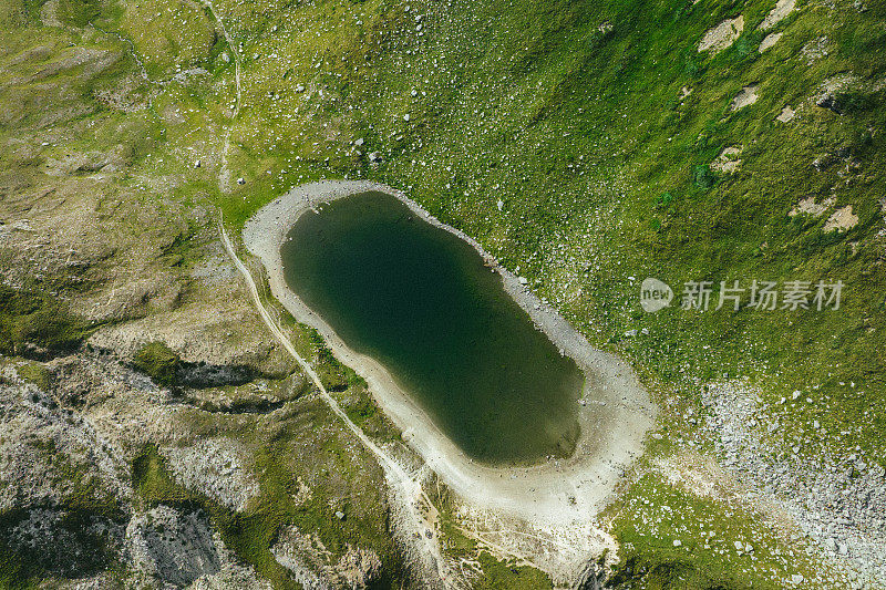 山脉和湖泊的鸟瞰图