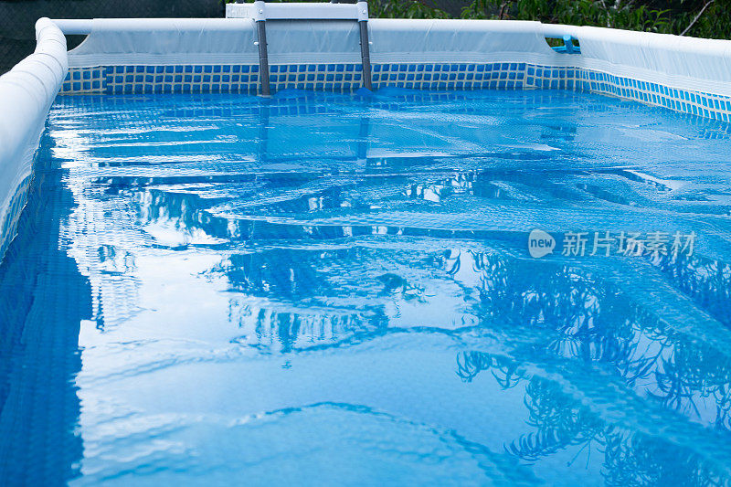 游泳池有太阳能薄膜覆盖池。