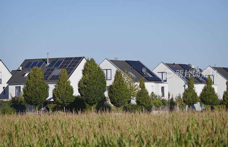 带有太阳能电池板的现代白色家庭住宅