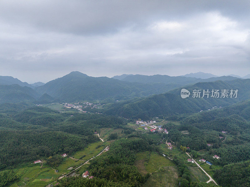 山路在山间