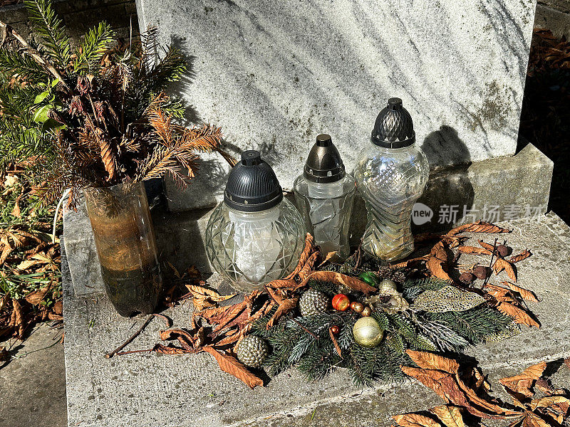 墓碑上的灯笼和树叶
