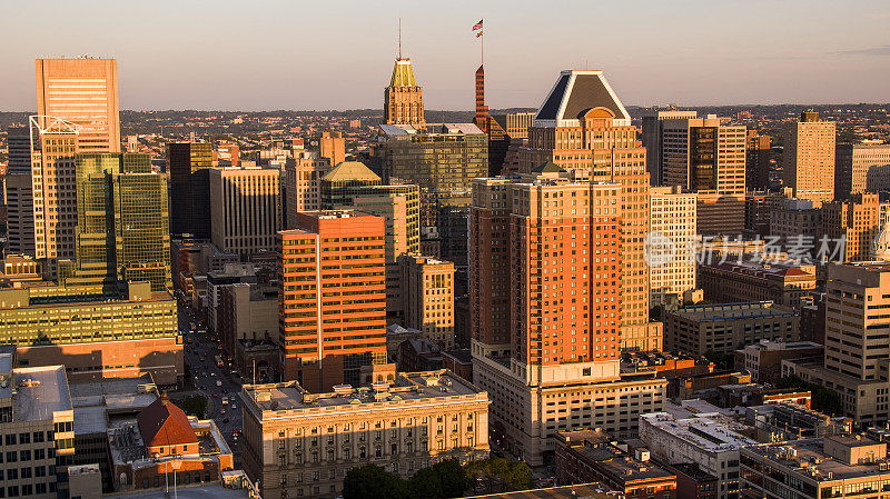 巴尔的摩，MD城市景观在日出:市区在晨光。城市天际线，鸟瞰图