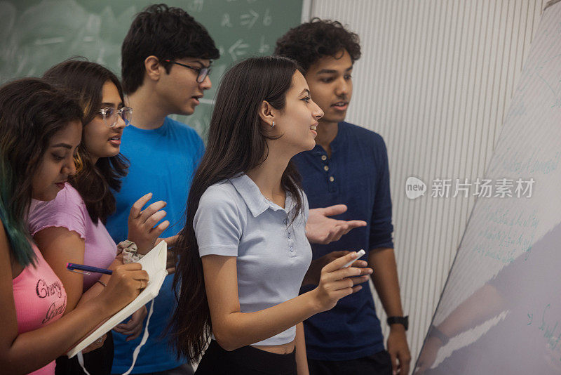 印度大学生在校园里学习，使用白板