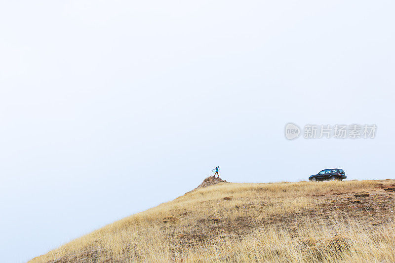 山顶上的摄影师捕捉风景