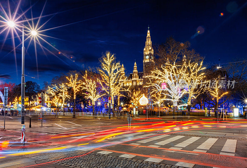 维也纳市政厅广场圣诞市场的夜景。(附德文《圣诞快乐》和《维也纳圣诞集市》剧本)