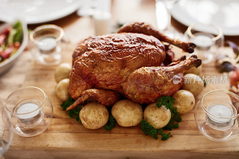 感恩节，庆祝和火鸡在餐桌上的餐厅从上面的假期。食物，肉类和烤鸡，在家庭聚餐或宴会上用于社交活动或美国传统