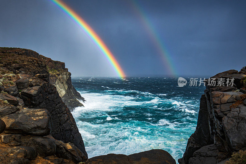 波涛汹涌，狂风大作的海洋，有戏剧性的风暴和彩虹