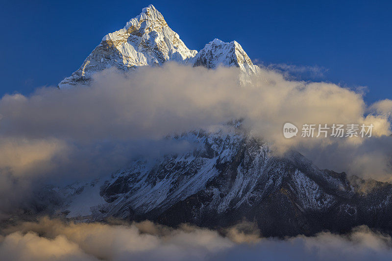 尼泊尔喜马拉雅山脉美丽的阿玛达布拉姆山94百万像素的全景