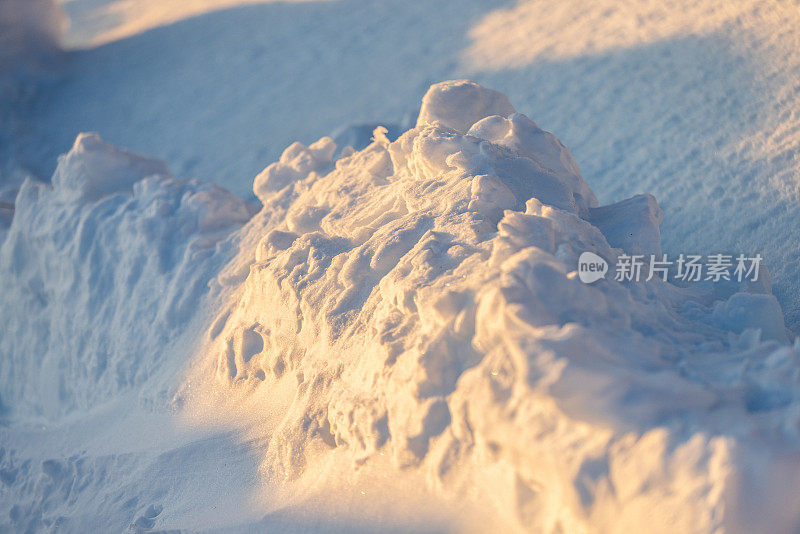 深的雪。