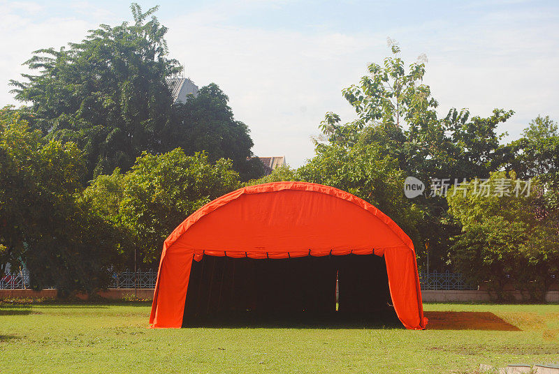 一个橙色的难民帐篷。