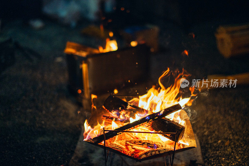 篝火在火坑里。