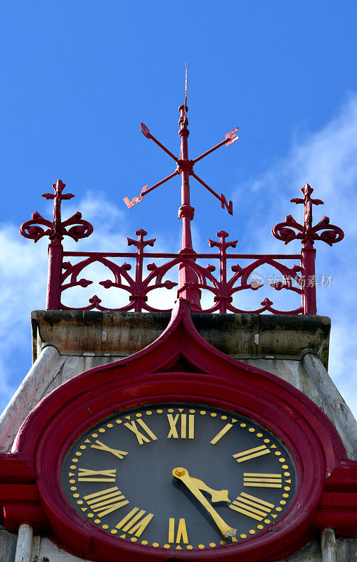 马拉松市政厅(1871年)-时钟和风向标，马拉松，康沃尔，英国
