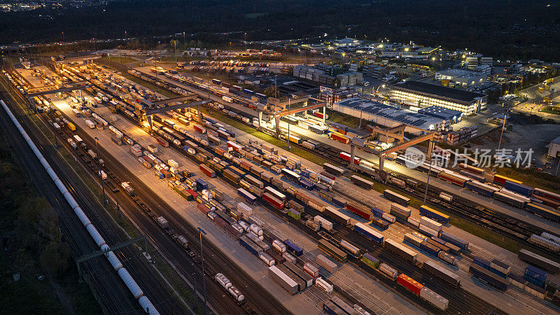 铁路场、货场和货运列车。鸟瞰图