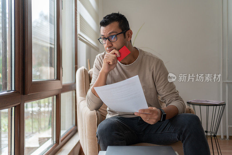 不快乐的男人会担心家里的经济问题