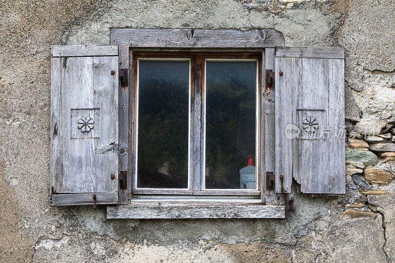 石屋上木窗的外景