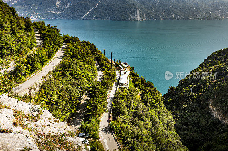 俯瞰加尔达湖和意大利蜿蜒的山路