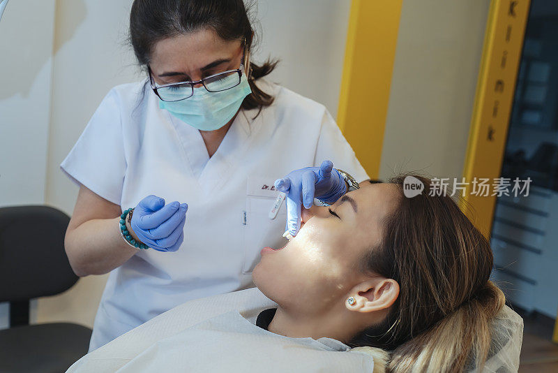女病人在牙科诊所