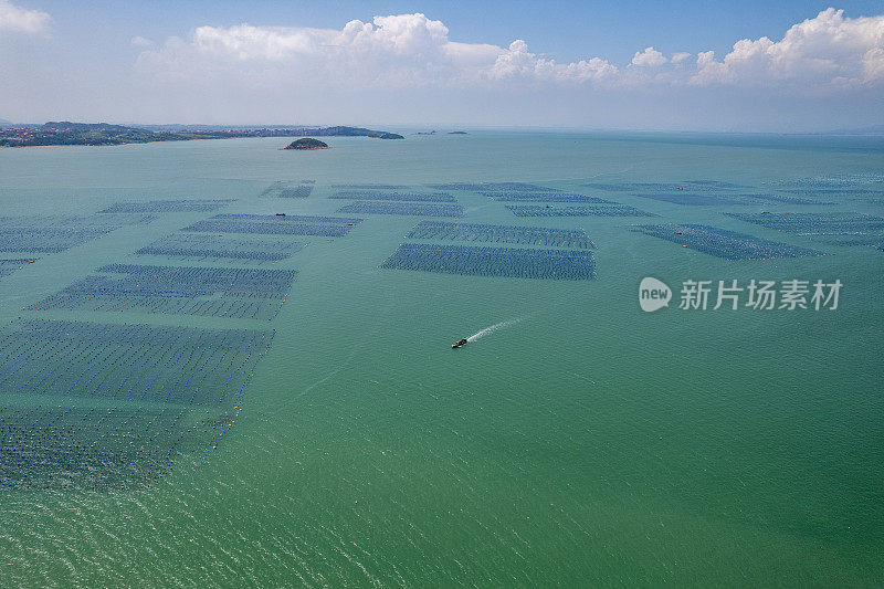 海上漂浮的水产养殖场鸟瞰图