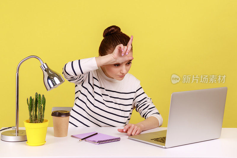 郁闷的女人拿着笔记本电脑坐在办公室，摆出一副窝囊废的样子。