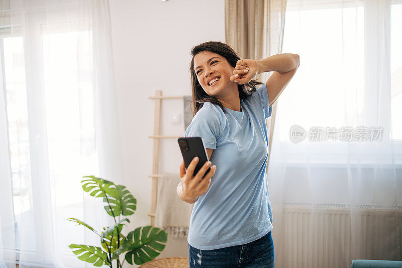 女人在房间里唱歌跳舞