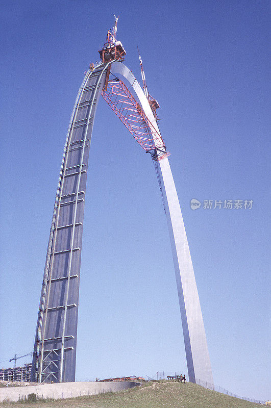 1965年，在密苏里州圣路易斯的门特拱门上缩小差距