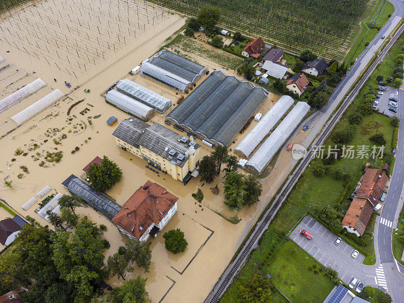 鸟瞰被水淹没的农田和建筑物，展示自然灾害对农业的影响。地点:斯洛文尼亚的扎莱克