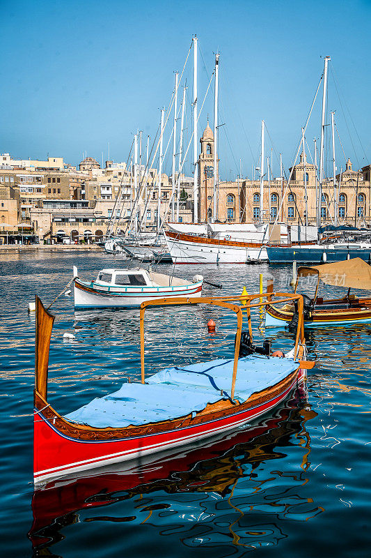 传统渔船准备在马耳他的Birgu海滨航行