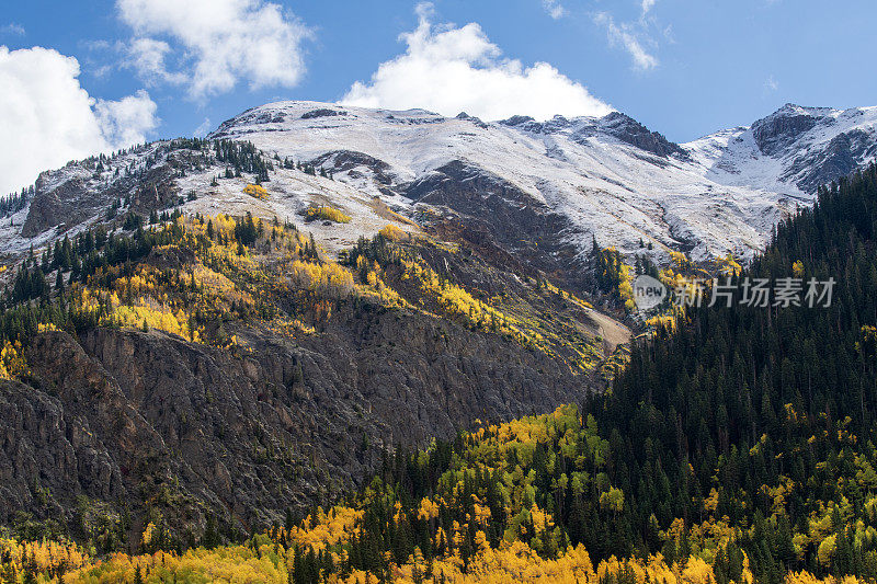 秋天的红山山口风景