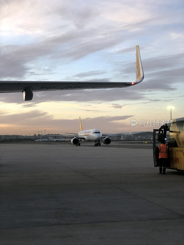 飞马航空公司的飞机在萨比哈格琴机场准备起飞