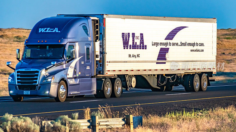 W.L.A.货运公司的半挂车在90号州际公路上向东行驶，穿过华盛顿州中部，美国。
