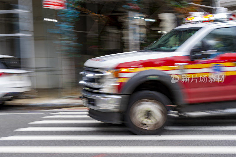 纽约消防局救护车在格林威治村克里斯托弗街