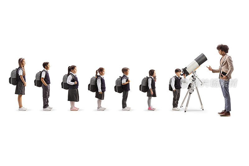 一名男子与排队等待使用望远镜的学童交谈