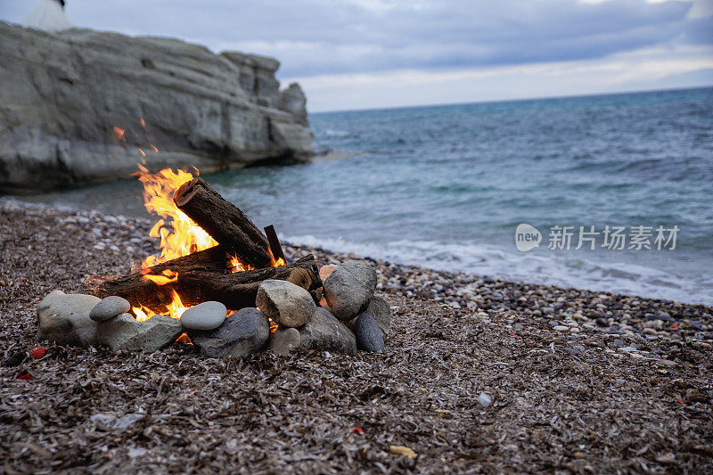 海滩上的营火