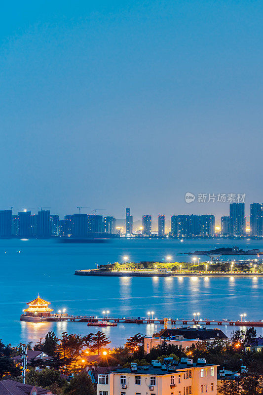 中国山东省青岛市市南区湛桥天际线夜景