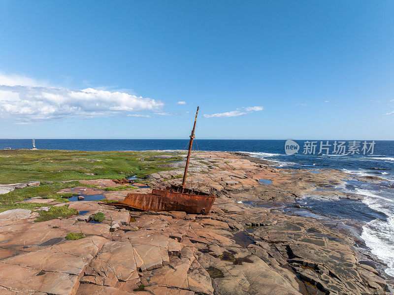 鸟瞰在加拿大魁北克省北部海岸凯加斯卡失事的布里昂号船