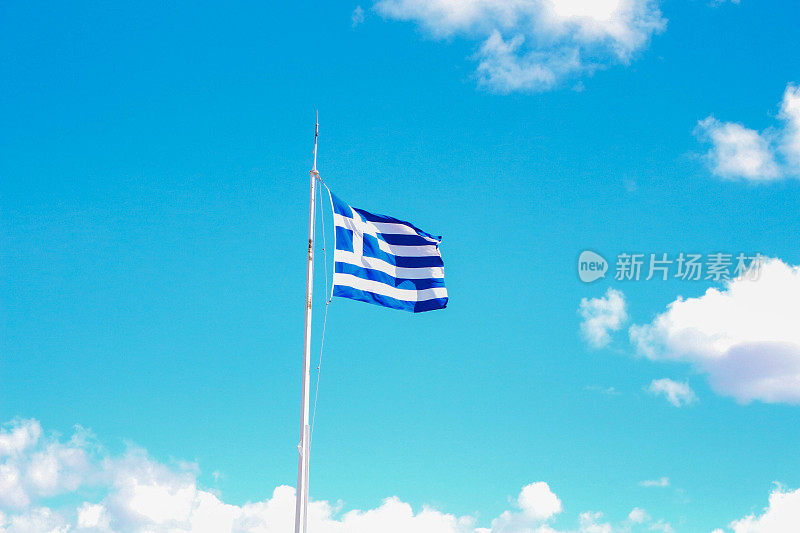 自豪地飘扬在卫城上空的希腊国旗