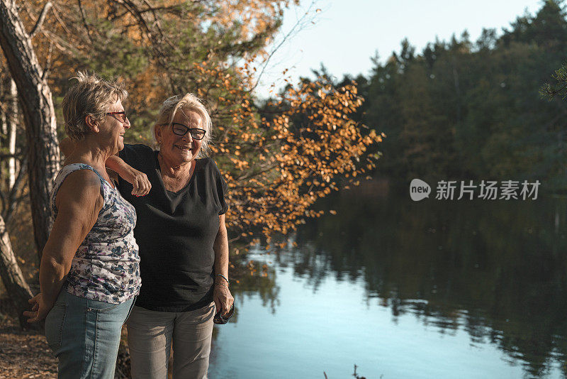 两个快乐的老年妇女在散步