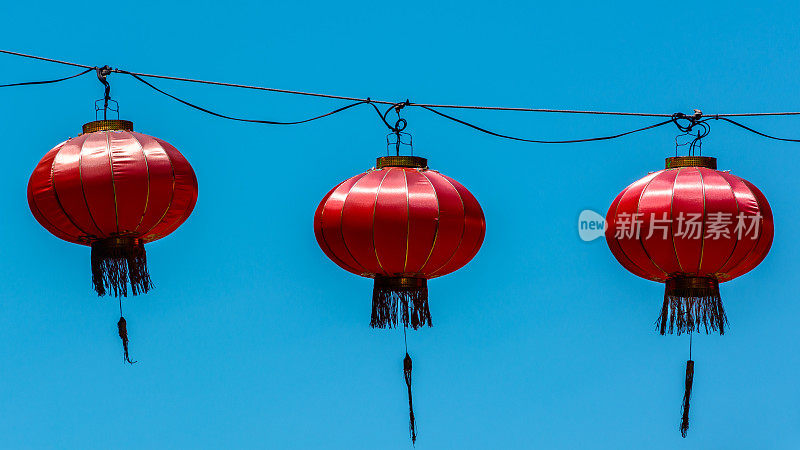 中国灯笼悬挂在旧金山唐人街上