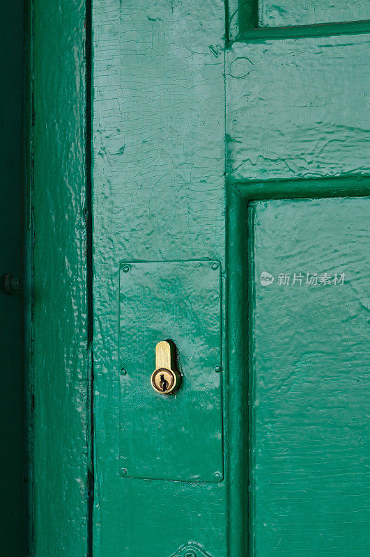 绿色木门与榫卯圆筒锁。