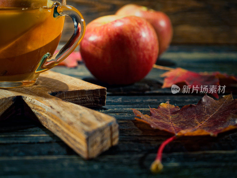 秋天的热苹果酒