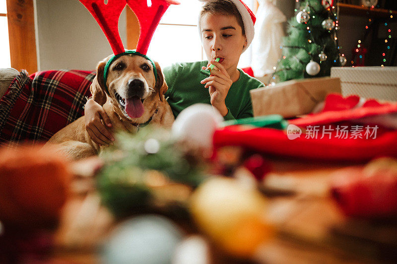 带着狗等圣诞老人的孩子