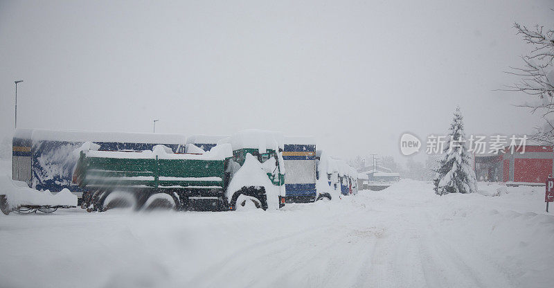 在雪景中停放的卡车