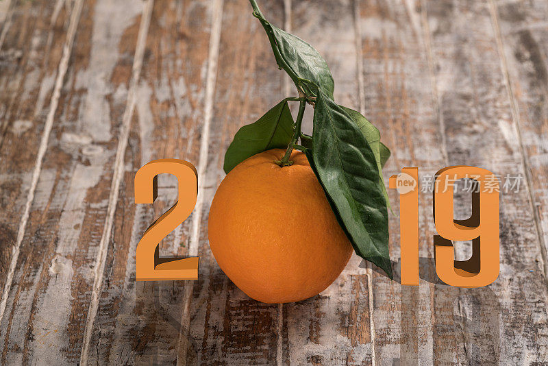 2019年的橙色水果的木材背景