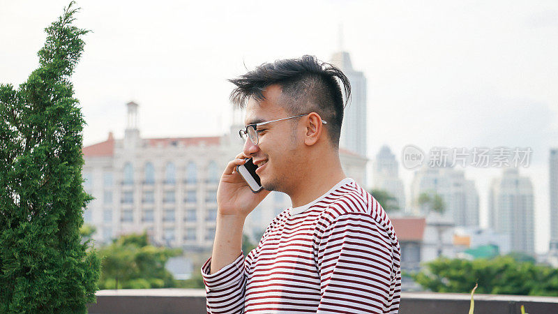 亚洲千禧一代用智能手机聊天