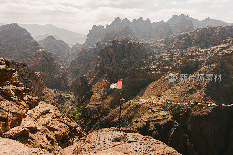 峡谷中约旦国旗的风景